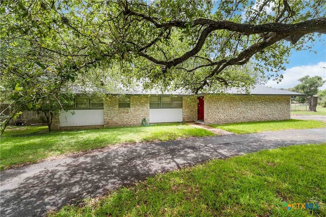 view of front of home featuring a front lawn