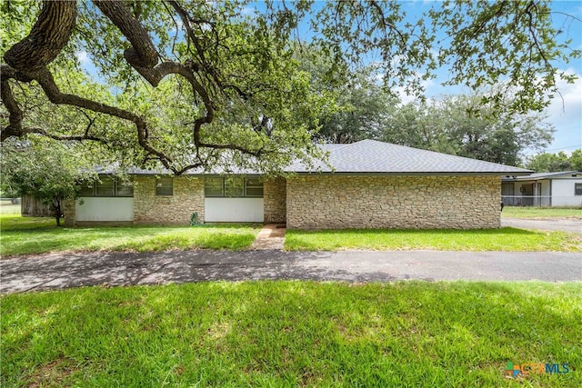 view of front of home featuring a front yard