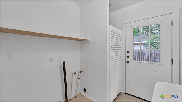 1261 W Mill St, New Braunfels, TX 78130 - laundry room featuring light tile patterned floors and baseboards