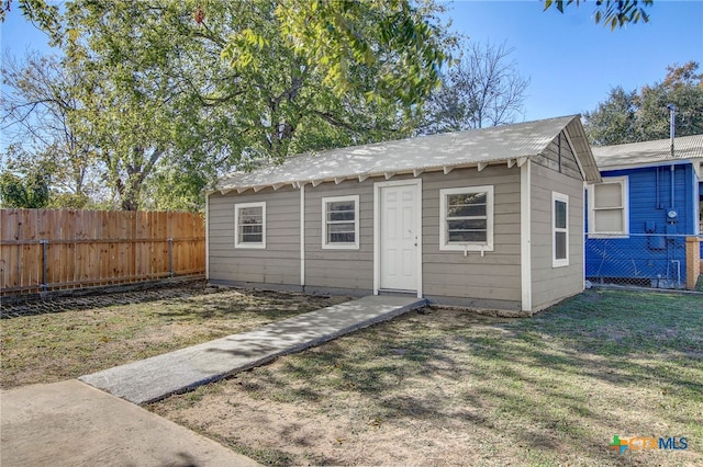 view of outdoor structure featuring a yard