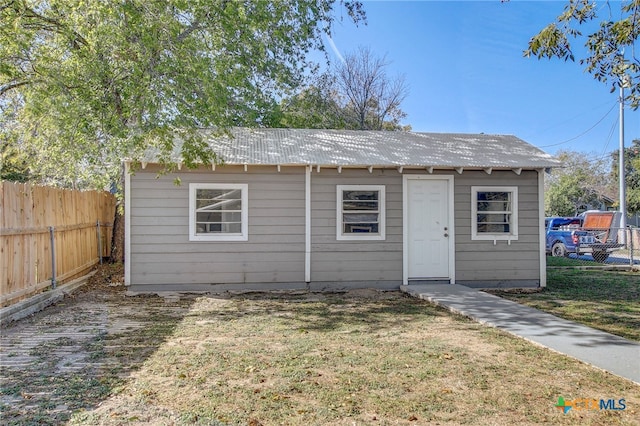 view of outdoor structure with a yard