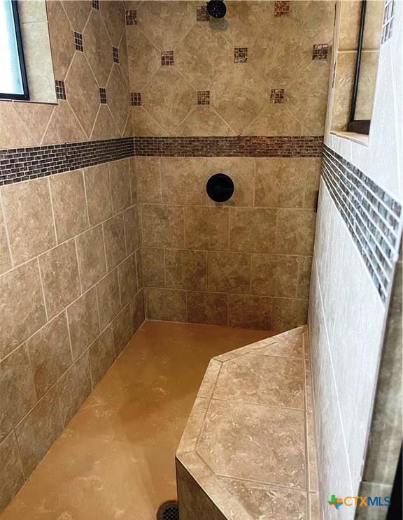 full bathroom featuring tiled shower