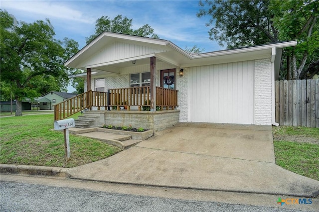 416 S Welhausen Ave, Shiner, TX 77984 - view of front of home featuring covered porch and brick siding