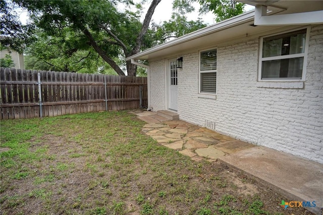 416 S Welhausen Ave, Shiner, TX 77984 - view of yard with entry steps