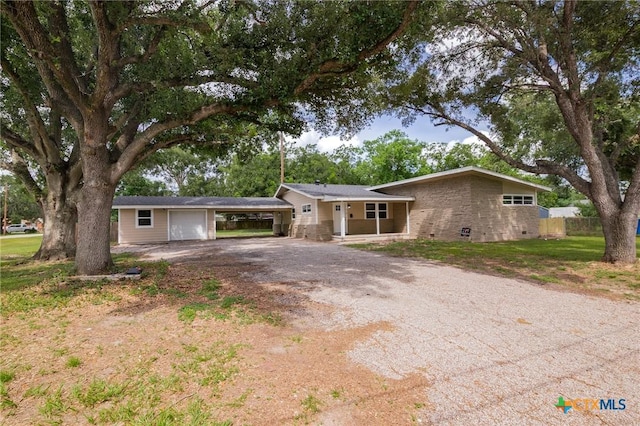 612 Flournoy St, Edna, TX 77957 - photo 1