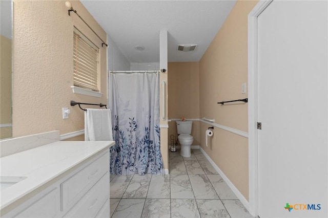 bathroom with a shower with curtain, vanity, and toilet