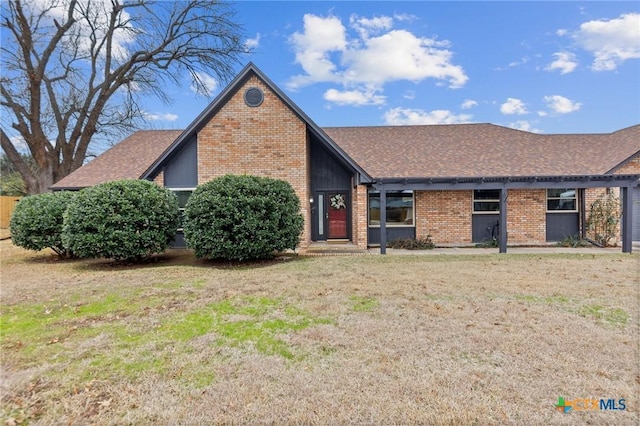 view of front of house with a front lawn