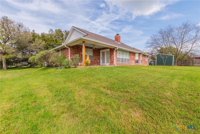 view of front of house featuring ceiling fan and a front yard