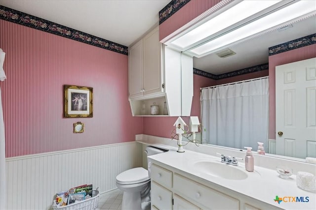 13650 Blackberry Rd, Salado, TX 76571 - full bath with vanity, a wainscoted wall, and wallpapered walls