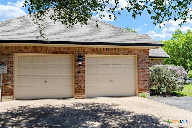 13650 Blackberry Rd, Salado, TX 76571 - garage with driveway