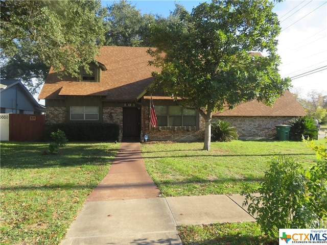 view of front facade with a front yard