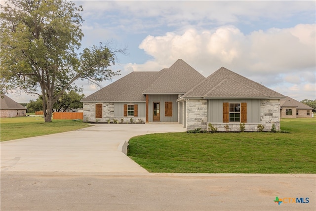 view of front of property with a front yard