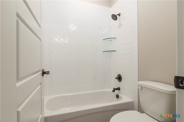 bathroom with toilet and tiled shower / bath