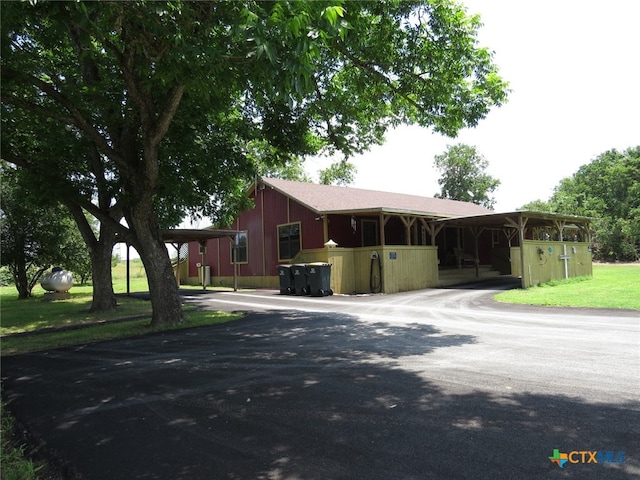 view of front of property featuring a front yard