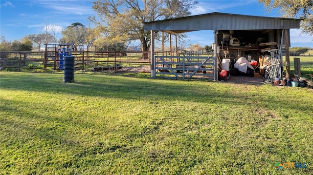 view of yard featuring an outbuilding