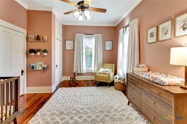 living area featuring ceiling fan, dark hardwood / wood-style floors, and ornamental molding