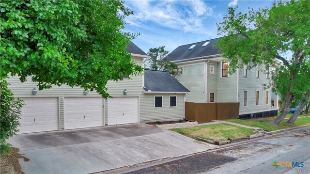 view of front of home featuring a garage and a front yard