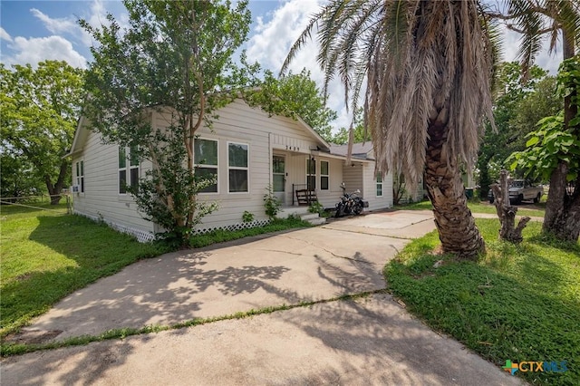 view of front of home featuring driveway and a front yard