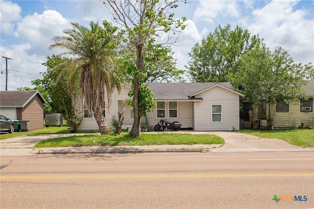 single story home featuring a front lawn and driveway