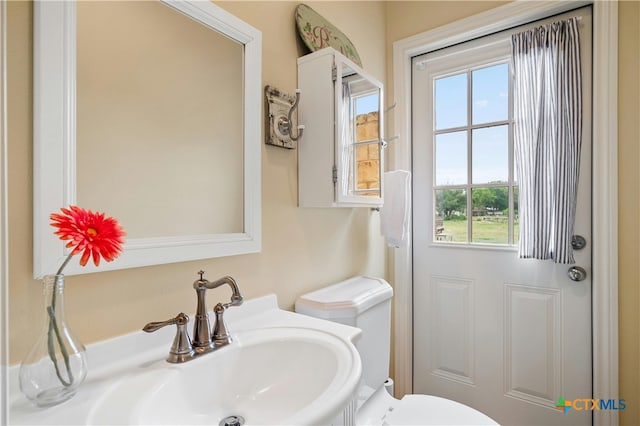 601 Lakewood Dr, Burnet, TX 78611 - bathroom featuring a sink and toilet