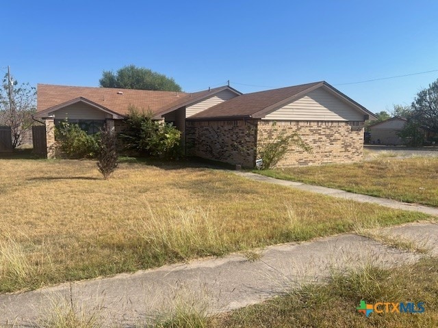 view of front of house with a front yard