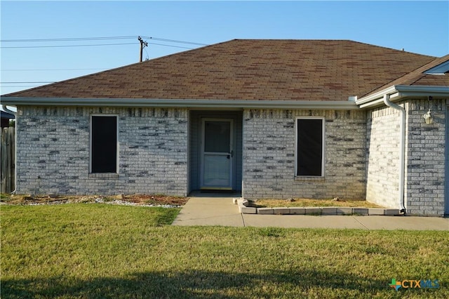 view of front of property with a front lawn