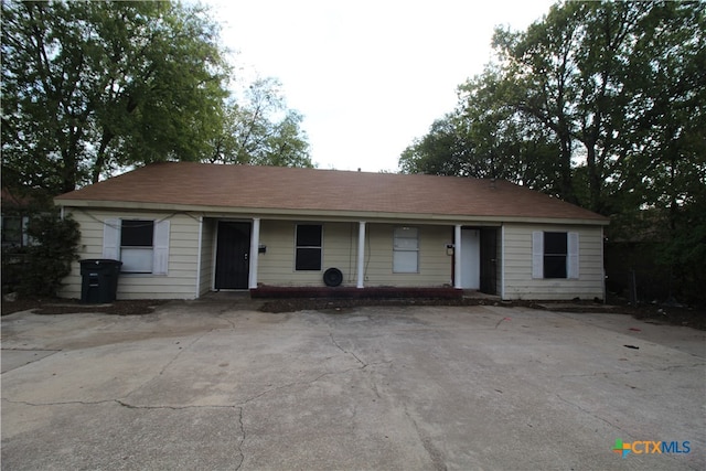 ranch-style home featuring covered porch