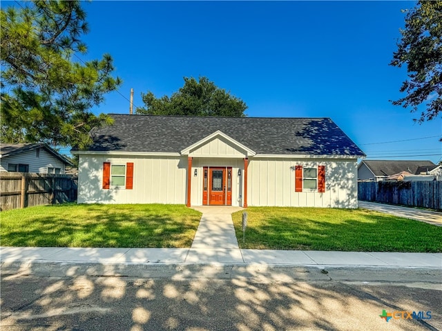 view of front facade featuring a front lawn