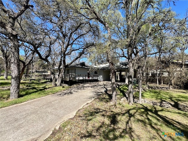 view of front of house with driveway and a front lawn