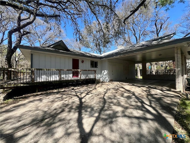 view of front of property featuring a carport and driveway