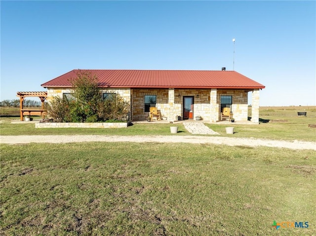 view of front of property featuring a front yard and a pergola