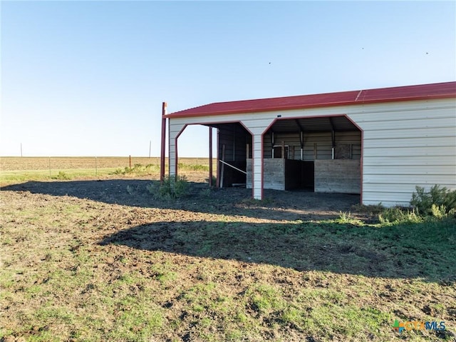 view of yard with an outdoor structure