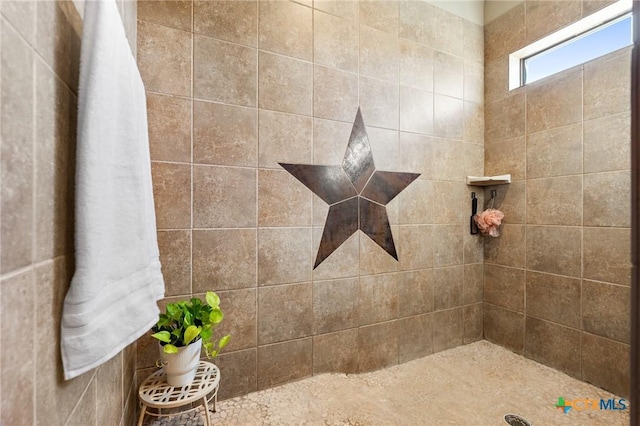 bathroom featuring tiled shower