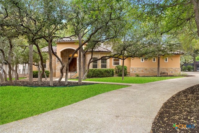 view of front of home featuring a front lawn