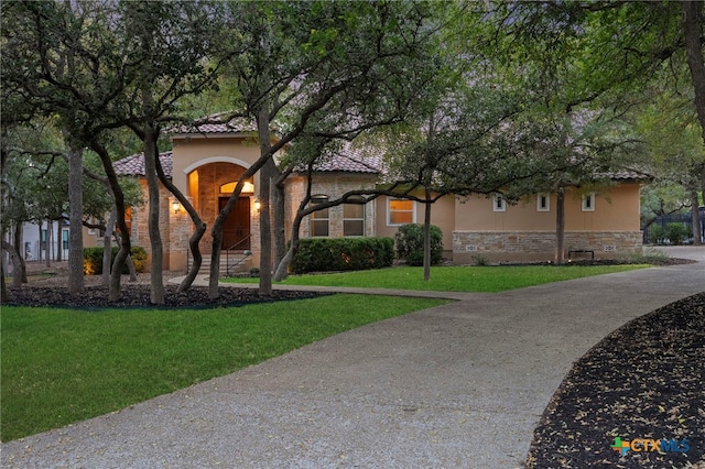 view of front of property featuring a front lawn