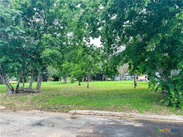 Listing photo 2 for 608 Lamar St, Luling TX 78648