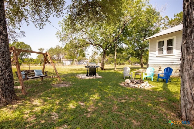 view of yard featuring a fire pit