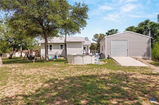 view of yard with an outbuilding