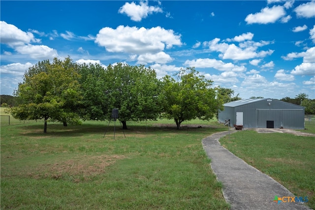 view of yard with an outbuilding