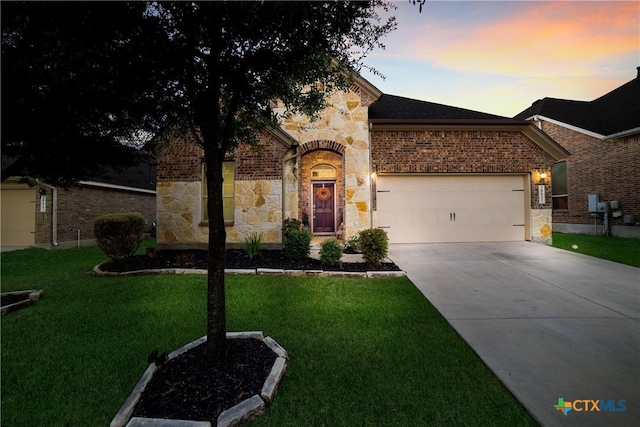 view of front facade featuring a yard and a garage