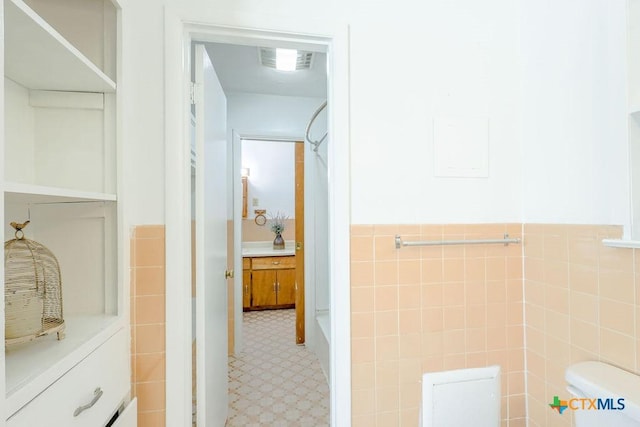 1905 S 53rd St, Temple, TX 76504 - bathroom with tile walls, toilet, wainscoting, visible vents, and tile patterned floors