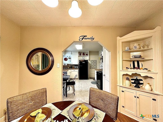 dining room featuring arched walkways