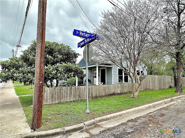 view of front facade with a fenced front yard and a front yard