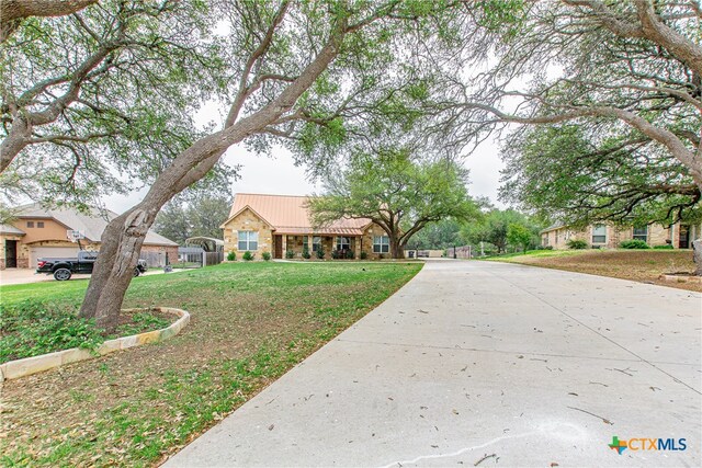 view of front of property featuring a front yard