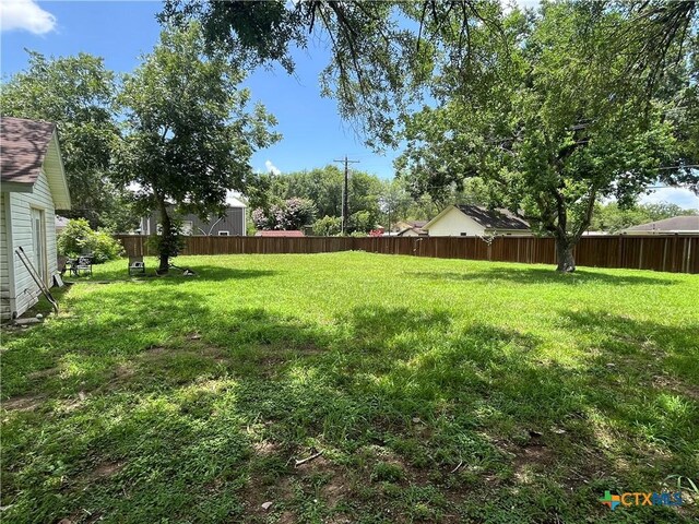 306 Angus St, Victoria, TX 77904 - view of yard