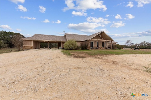 view of front of house featuring a carport and dirt driveway