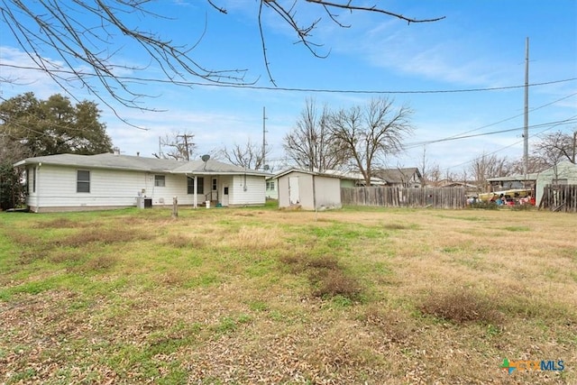 view of yard featuring a storage unit