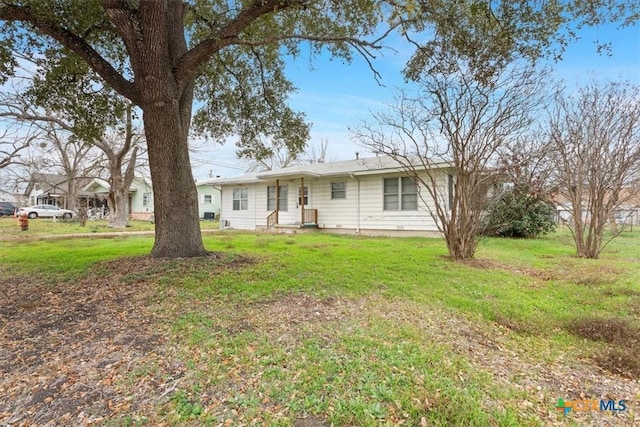 back of house featuring a yard