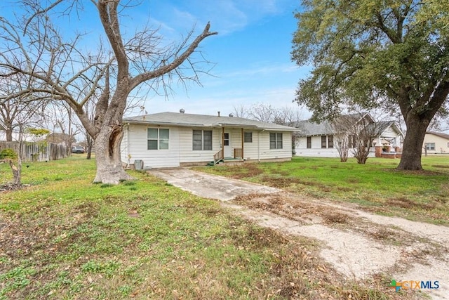 single story home with a front lawn