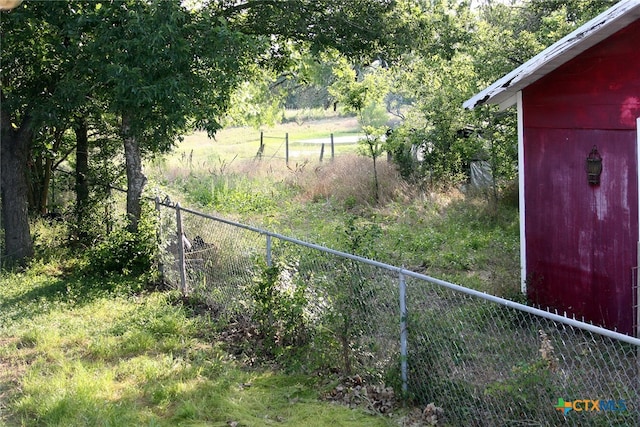 view of yard with an outbuilding